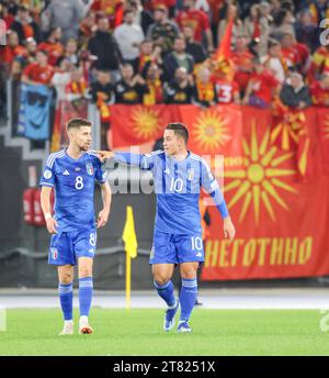 Roma, Latium, Italien. November 2023. Domenico Berardi (Italien) - Giacomo Raspadori (Italien) Roma, 17.11.2023, während des Fußballspiels gültig für die Qualifikation zur EURO 2024, zwischen den Nationalmannschaften Italiens und Mazedoniens im Olympiastadion in Rom (Credit Image: © Fabio Sasso/ZUMA Press Wire) NUR ZUR REDAKTIONELLEN VERWENDUNG! Nicht für kommerzielle ZWECKE! Stockfoto