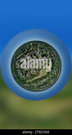 360-Grad-winziger Planet aus der Luft Panoramablick auf Häusercluster in einer Unterteilung in Vororten mit Golfplatz und See in Metro Atlanta in Georgia, USA Stockfoto