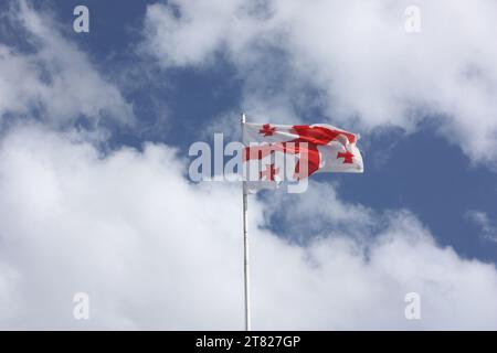 Die georgianische Flagge, die von der Burg in Akhaltsikhe, Georgien, fliegt Stockfoto