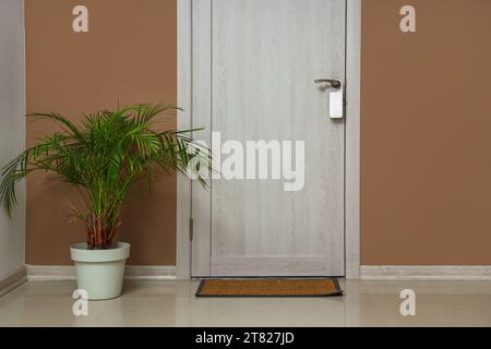 Holztür mit Kleiderbügel im Hotelzimmer Stockfoto