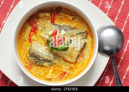 Fisch-Currysuppe in einer verzehrfertigen Schüssel Stockfoto