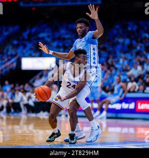 Chapel Hill, NC, USA. November 2023. Barrington Hargress (24) versucht, in der zweiten Hälfte des NCAA-Basketballspiels im Dean Smith Center in Chapel Hill, North Carolina Tar Heels vor Jalen Washington (13) zu umgehen. (Scott Kinser/CSM). Quelle: csm/Alamy Live News Stockfoto