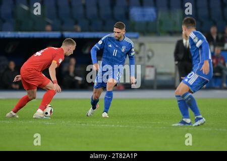 Nikola Serafimov aus Nordmazedonien und Domenico Berardi aus Italien während des Qualifikationsspiels zur UEFA Euro 2024, Italien gegen Nordmazedonien, 17. November 2023 (Foto: AllShotLive/SIPA USA) Credit: SIPA USA/Alamy Live News Stockfoto