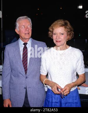 Der ehemalige US-Präsident Jimmy Carter besucht in Begleitung seiner Frau, der ehemaligen First Lady Rosalynn Carter, das Omni Coliseum in Atlanta, Georgia, bevor er am 18. Juli 1988 vor dem Demokratischen Nationalkonvent 1988 sprach. Copyright: X 1988xArniexSachsxxxConsolidatedxNewsxPhotosxxxAllxRightsxReservedx Credit: Imago/Alamy Live News Stockfoto