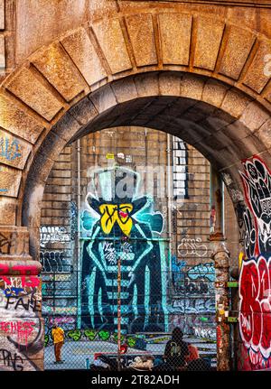 Skatepark mit Graffiti und Skateboardern in New York City Stockfoto