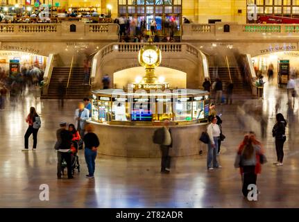 Grand Central Station, New York City, Pendler im Bahnhof, lange Exposition Stockfoto