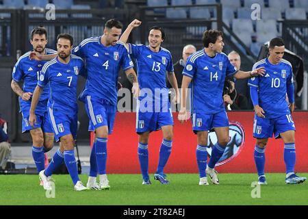 Stadio Olimpico Rom, Italien. November 2023. Qualifikationsrunde der Gruppe C Euro 2024, Italien gegen Nordmazedonien; Matteo Darmian von Italien feiert sein Tor für 1-0 in Minute 17. Credit: Action Plus Sports/Alamy Live News Stockfoto