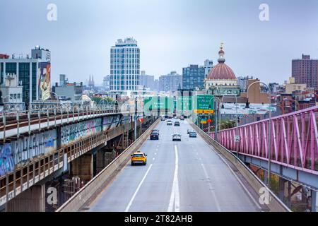 Verkehr auf der Williamsburg Bridge zwischen Manhattan und Brooklyn, New York City, Taxi Richtung Queens und Bronx Stockfoto