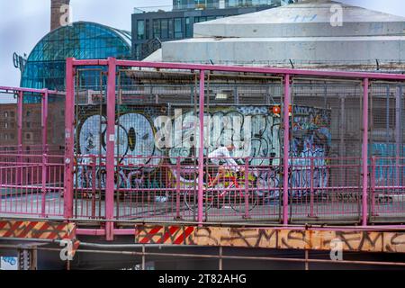 Ein Radfahrer auf der Williamsburg Bridge, der von Manhattan nach Brooklyn, New York City reist Stockfoto