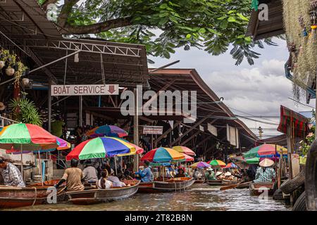 Schwimmender Markt, Boot, Markt, Bootsmarkt, Händler, Handel, Souvenirs, Touristen, Attraktion, Urlaub, Reise, Fluss, bunt, Tagesausflug Bangkok Stockfoto