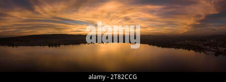 Luftpanorama des Untersees, der westliche Teil des Bodensees nach Sonnenuntergang, die Hegauer Berge am Horizont, Landkreis Konstanz Stockfoto