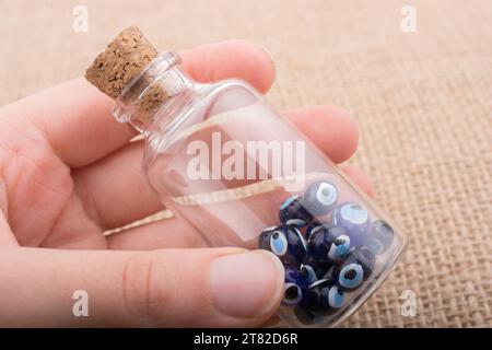 Hand hält die Perle des Bösen in der Flasche als Souvenir Stockfoto