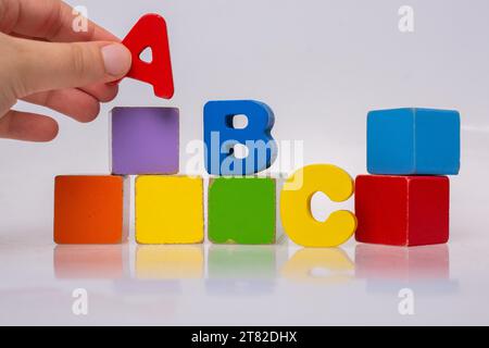 Farbenfrohe Alphabet-Abc-Buchstaben auf Buben als pädagogisches Konzept Stockfoto