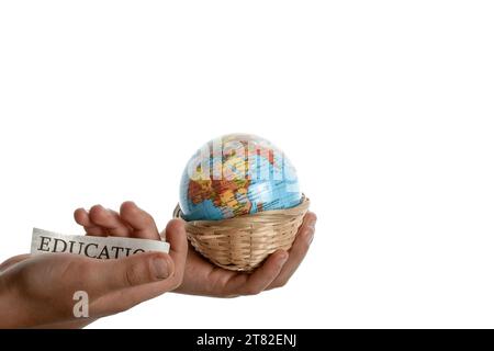 Bildung in einer Hand und Globus in einer Hand in einem Korb Stockfoto