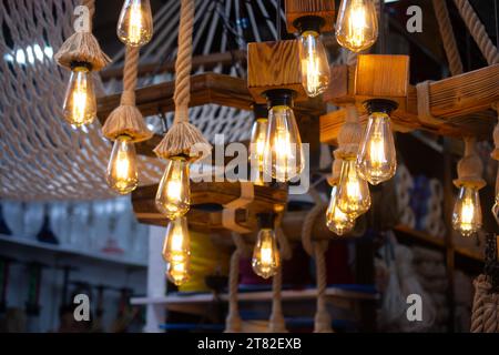 Dekorative antike Edison Stil Licht Glühlampen hängen Stockfoto