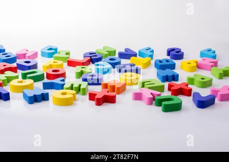 Bunte Buchstaben Bausteine zufällig verstreut auf weißem Hintergrund Stockfoto