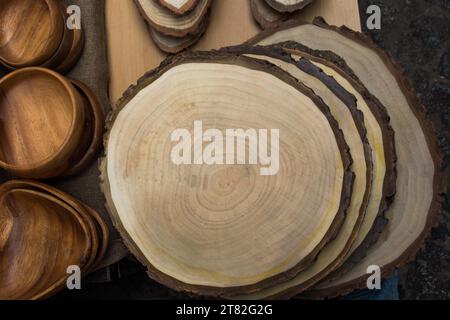 Holzscheite in schneiden Runde dünne Stücke auf weißem Hintergrund Stockfoto