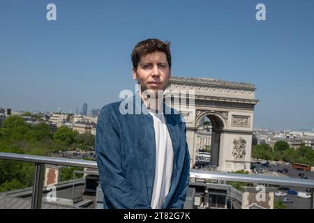 Paris, Frankreich. November 2023. Das Dateifoto vom 26. Mai 2023 zeigt Sam Altman, Mitbegründer von OpenAI, das im Hauptquartier von Publicis in Paris, Frankreich, abgebildet ist. Sam Altman, der Leiter der Firma OpenAI, wurde vom Vorstand des Unternehmens abgesetzt, der das Vertrauen in seine Fähigkeit, das Unternehmen zu führen, verloren hatte. Der Verwaltungsrat erklärt, Herr Altman sei nicht "konsequent offen mit seinen Mitteilungen gewesen", was seine Fähigkeit zur Wahrnehmung seiner Aufgaben behindere. Foto: Khanh Renaud/ABACAPRESS.COM Credit: Abaca Press/Alamy Live News Stockfoto