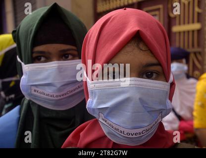 Kalkutta, Indien. November 2023. Die Schüler nehmen an einer Demonstration Teil, um das Bewusstsein der Menschen für die Verringerung der Luftverschmutzung zu schärfen, um gesündere und sauberere Luft in Kalkutta, Indien, zu erhalten. (Kreditbild: © Saikat Paul/OKULARIE via ZUMA Press Wire) NUR REDAKTIONELLE VERWENDUNG! Nicht für kommerzielle ZWECKE! Stockfoto