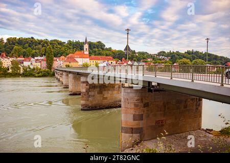 Marienbrücke mit Blick auf den Stephansdom in Passau, Bayern, Deutschland Stockfoto