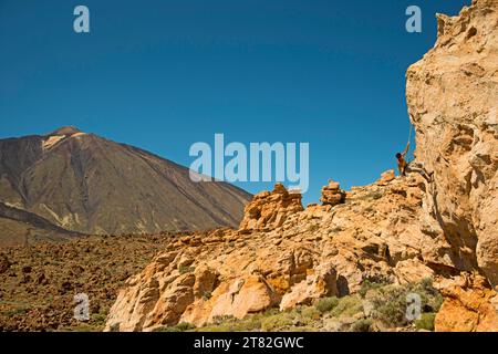 Kletterer am Piedras Amarillas, dahinter der Pico de Teide, 3718 m, Teide Nationalpark, Teneriffa, Kanarische Inseln, Spanien Stockfoto