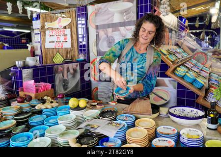 Potter, Marktstand, Markthalle, Altstadt in Lagos, Algarve, Portugal Stockfoto