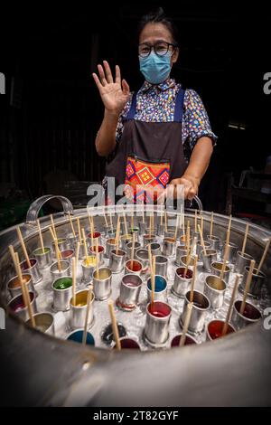 Eis, bunt, Stand, Spezialitäten, Essen, Verkauf, Eisenbahn, Zug, Markt, Verkehr, Handel, Tourismus, Reisen, Attraktion, Reisen, Bangkok, Maeklong Stockfoto