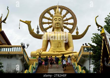 Der große Buddha in Mara Pose, großer Buddha Tempel, Wat Phra Yai, auf Ko Phan, Koh Samui, Thailand Stockfoto