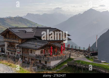 Eggalm berggasthof, Wanderung Eggalm nach Tux-Vorderlanersbach (1257m), Tuxer Tal, Zillertaler Alpen, Tirol, Österreich Stockfoto