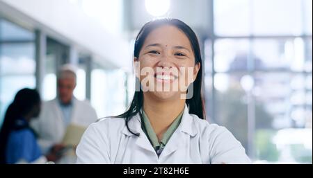 Arzt, Frau und Porträt mit Lächeln im Krankenhaus oder Klinik für Gesundheit, Service oder medizinische Unterstützung. Medizin, asiatischer Mensch und Profi mit Stockfoto