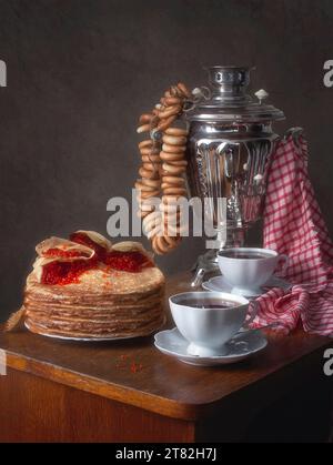 Pfannkuchen Woche mit Tee aus einem Samovar Stockfoto