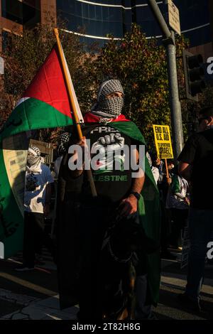 Los Angeles, Kalifornien, USA. November 2023. Demonstranten, angeführt von der palästinensischen Jugendbewegung, versammelten sich vor dem israelischen Generalkonsulat in Los Angeles, um gegen die anhaltende Belagerung des Gazastreifens durch Israel und die humanitäre Krise zu protestieren, die sie verursacht. (Kreditbild: © Adam DelGiudice/ZUMA Press Wire) NUR REDAKTIONELLE VERWENDUNG! Nicht für kommerzielle ZWECKE! Stockfoto