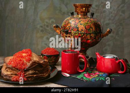 Pfannkuchen Woche mit Tee aus einem Samovar Stockfoto