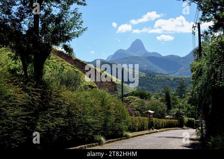 Eine idyllische Straße in der Bergregion von Rio de Janeiro, Brasilien Stockfoto