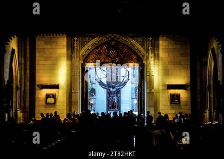 Blick auf die Atlasstatue vom Innern der St. Patrick's Cathedral - Manhattan, New York City Stockfoto