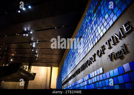 „No Day Should Erase You from the Memory of Time“ – im National September 11 Memorial in Manhattan, New York City Stockfoto