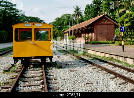 Der ehemalige Bahnhof Bukit Timah in Singapur, heute Teil des Grüngürtels des Rail Corridor, mit einem Wagen, der früher für den Transport von Eisenbahnmitarbeitern verwendet wurde Stockfoto