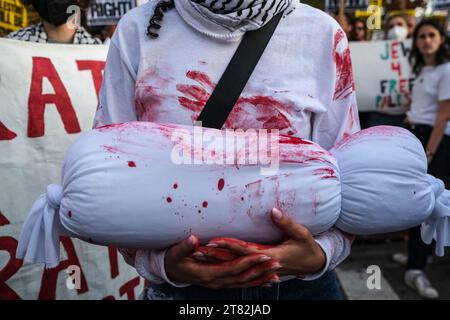 Los Angeles, Usa. November 2023. Pro-palästinensische Demonstranten halten während der Demonstration gefälschte Leichen Taschen mit Kindern. Demonstranten, angeführt von der palästinensischen Jugendbewegung, versammelten sich vor dem israelischen Generalkonsulat in Los Angeles, um gegen die anhaltende Belagerung des Gazastreifens durch Israel und die humanitäre Krise zu protestieren, die sie verursacht. (Foto: Adam Delgiudice/SOPA Images/SIPA USA) Credit: SIPA USA/Alamy Live News Stockfoto