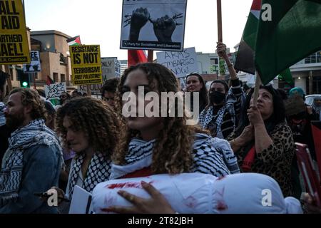 Los Angeles, Usa. November 2023. Pro-palästinensische Demonstranten halten während der Demonstration gefälschte Leichen Taschen mit Kindern. Demonstranten, angeführt von der palästinensischen Jugendbewegung, versammelten sich vor dem israelischen Generalkonsulat in Los Angeles, um gegen die anhaltende Belagerung des Gazastreifens durch Israel und die humanitäre Krise zu protestieren, die sie verursacht. Quelle: SOPA Images Limited/Alamy Live News Stockfoto