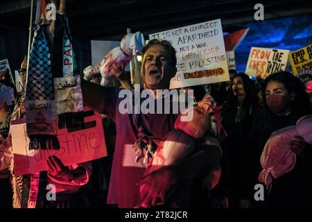 Los Angeles, Usa. November 2023. Pro-palästinensische Demonstranten halten während der Demonstration gefälschte Leichen Taschen mit Kindern. Demonstranten, angeführt von der palästinensischen Jugendbewegung, versammelten sich vor dem israelischen Generalkonsulat in Los Angeles, um gegen die anhaltende Belagerung des Gazastreifens durch Israel und die humanitäre Krise zu protestieren, die sie verursacht. Quelle: SOPA Images Limited/Alamy Live News Stockfoto