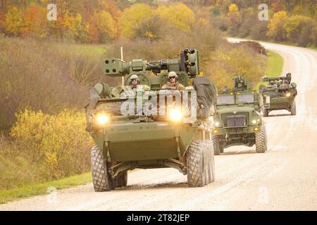 Bayern, Deutschland. November 2023. Letzte Woche haben Bravo Battery, HHB und das Bataillonspersonal ein großartiges Training im Grafenwoehr-Trainingsgebiet durchgeführt. Bravo Battery führte ihre Mission Readiness Exercise (MRE) durch und testete ihre Fähigkeiten mit Befehl und Kontrolle, aktiver Luftverteidigung und Tarntechniken. HHB und das Personal setzten ihre Command Post Exercise (CPX) fort, evaluierten Bravos MRE und übten auch Tag- und Nacht-MEDEVAC-Verfahren aus. Dieses Training war ein weiterer erfolgreicher Vertreter, der die Fähigkeit der Bataillone, in einer ausgesetzten Feldumgebung zu operieren, testen konnte. (Kreditbild: © U.S. A Stockfoto