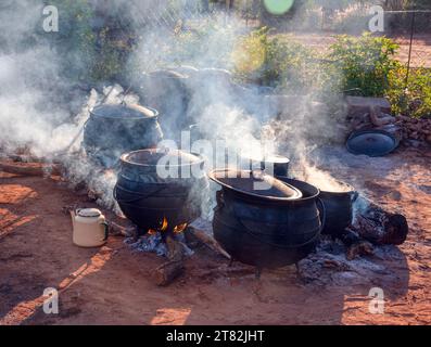 Gruppe von gusseisernen Topf in der Außenküche, kochen für eine große Veranstaltung, afrikanisches Dorf. Stockfoto