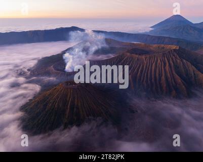 Aus der Vogelperspektive wunderschöne Landschaft des Mount Bromo National Park von der Spitze des King kong Hügels, herrliche Aussichtslandschaft in indonesien, wunderschön Stockfoto