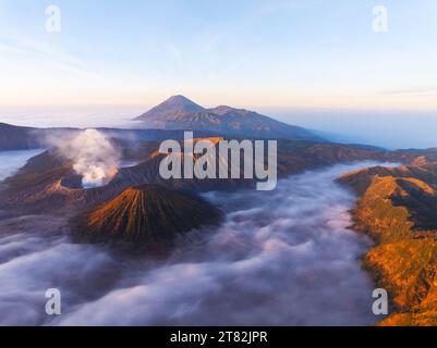 Aus der Vogelperspektive wunderschöne Landschaft des Mount Bromo National Park von der Spitze des King kong Hügels, herrliche Aussichtslandschaft in indonesien, wunderschön Stockfoto
