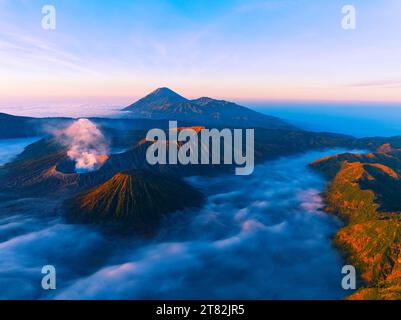 Aus der Vogelperspektive wunderschöne Landschaft des Mount Bromo National Park von der Spitze des King kong Hügels, herrliche Aussichtslandschaft in indonesien, wunderschön Stockfoto