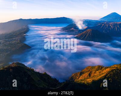Aus der Vogelperspektive wunderschöne Landschaft des Mount Bromo National Park von der Spitze des King kong Hügels, herrliche Aussichtslandschaft in indonesien, wunderschön Stockfoto