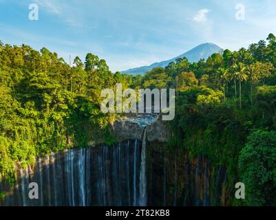 Blick aus der Vogelperspektive auf die Tumpak Sewu Wasserfälle, auch bekannt als Coban Sewu. Die wunderschönen Tumpak Sewu Wasserfälle sind eine Touristenattraktion in Ost-Java, Indonesien.A Stockfoto