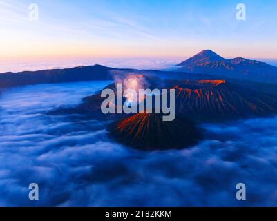 Aus der Vogelperspektive wunderschöne Landschaft des Mount Bromo National Park von der Spitze des King kong Hügels, herrliche Aussichtslandschaft in indonesien, wunderschön Stockfoto