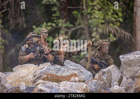 Oiapoque, Brasilien. November 2023. Jay Cartwright, Maschinenschütze, Jason Daniel, Infanterie, und PFC Jeremy Nwanze, Infanterie-Mann, der dem 1. Bataillon, 26. Infanterieregiment, 2. Brigade Combat Team, 101. Luftlandedivision (Air Assault) zugeteilt wurde, greifen ein Ziel während des letzten Angriffs der Übung Southern Vanguard 24 in Oiapoque, Brasilien an. 15, 2023. Southern Vanguard, eine jährliche bilaterale Übung, die sich zwischen den Partnerländern im US-Zuständigkeitsbereich Southern Command dreht, soll die Interoperabilität der Partner zwischen den USA und den Partnerländern verbessern Stockfoto