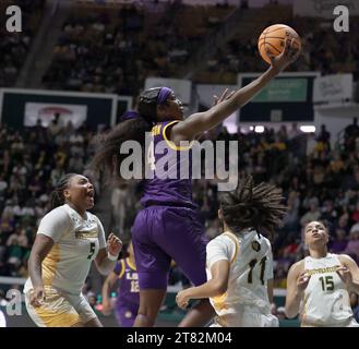 Hammond, USA. November 2023. Die LSU Lady Tigers Garde Flau'jae Johnson (4) schießt am Freitag, den 17. November 2023, einen Layup gegen die SE Louisiana Lady Lions Garde Avari Berry (11) während eines Basketballspiels für Frauen im University Center in Hammond, Louisiana. (Foto: Peter G. Forest/SIPA USA) Credit: SIPA USA/Alamy Live News Stockfoto